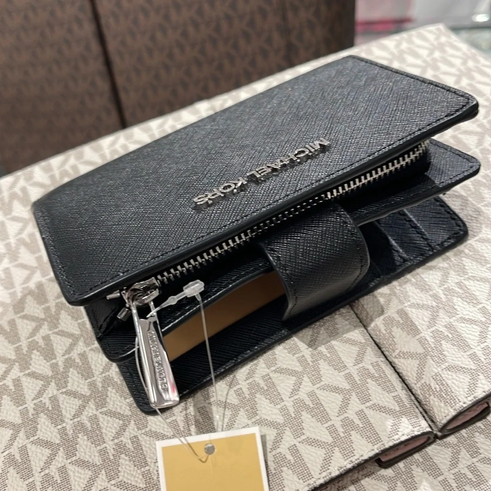 MICHAEL KORS
Medium Crossgrain Leather Wallet
Black
NWT - Picture 8 of 16